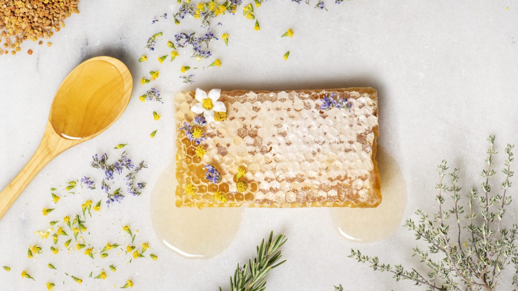 Pot de mel natural d'Avi Lluís amb fons rústic, simbolitzant els beneficis ancestrals de la mel.